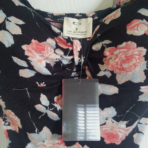 PINS & NEEDLES Black Floral Crop Top Small UO NWT - Picture 3 of 9